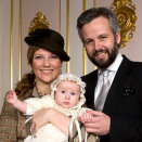 Prinsesse Märtha Louise og Ari Behn med dåpsbarnet Emma Tallulah. Foto: Bjørn Sigurdsøn, Det kongelige hoff / Scanpix.